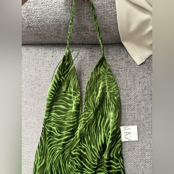 BRAND NEW ZARA VELVET HALTER DRESS – SIZE SMALL with tag on ! - Picture 3 of 13